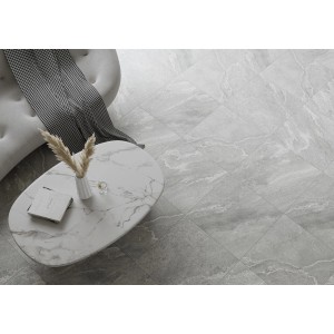 Szare płytki podłogowe z efektem marmuru, ułożone w salonie.