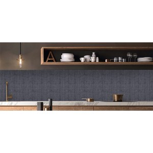 Ciemnoniebieska folia samoprzylepna t.b.t. jako ochrona przed pryskaniem w nowoczesnej kuchni.