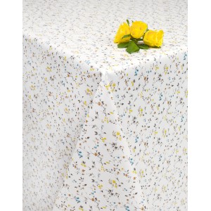 Obrus z kwiatowym wzorem i żółtymi różami.