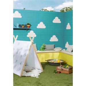 Pokój dziecięcy z niebieską pomalowaną ścianą, motywami chmur, tipi i kącikiem do siedzenia. Farby ochronne.
