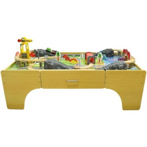Stół do zabawy t.b.t. z drewnianą kolejką i akcesoriami dla dzieci.