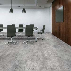 Szara wykładzina PCV w nowoczesnym biurze ze stołem konferencyjnym i krzesłami.