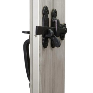 Czarny zatrzask t.b.t. z uchwytem przymocowany do drewnianych drzwi.
