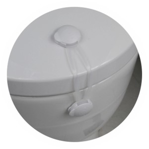 t.b.t. Zabezpieczenie dla dzieci przymocowane do białej muszli klozetowej.