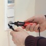 Używanie testera napięcia Testboy TB 40 Plus na gniazdku elektrycznym.