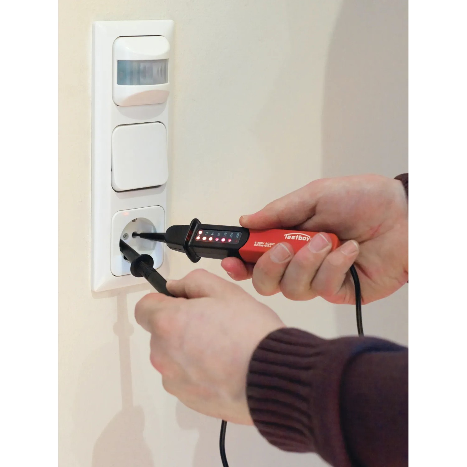 Używanie testera napięcia Testboy TB 40 Plus na gniazdku elektrycznym.
