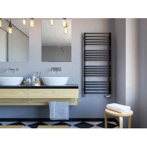 Czarny grzejnik t.b.t. w nowoczesnej łazience. Grzejnik łazienkowy, suszarka na ręczniki.