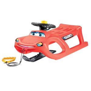 Czerwone sanki dla dzieci w kształcie samochodu z kierownicą i liną holowniczą. Idealne do zimowej zabawy na śniegu.