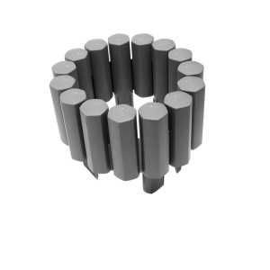 Szara obrzeże trawnikowe t.b.t. z tworzywa sztucznego, elastyczna do ogrodu i rabaty kwiatowej.