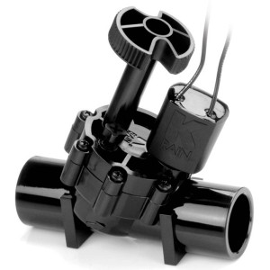 Czarny zawór elektromagnetyczny do nawadniania podziemnego.