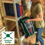Kompaktowa myjka wysokociśnieniowa Bosch Universal Aquatak 125 z zestawem akcesoriów Home and Car umieszczana na półce.