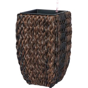 Brązowa, pleciona doniczka t.b.t. z systemem nawadniania.