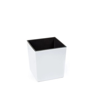 Kwadratowa, biała doniczka t.b.t. z czarnym wnętrzem.