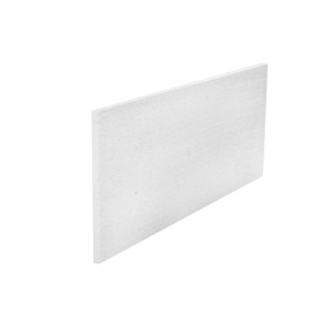 Biała płyta, akcesoria kominkowe, zbliżenie.