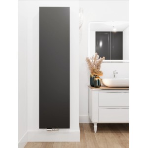 Czarny grzejnik t.b.t. w nowoczesnej łazience.