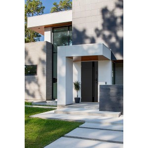 Nowoczesne, szare drzwi zewnętrzne t.b.t. w nowoczesnym domu.