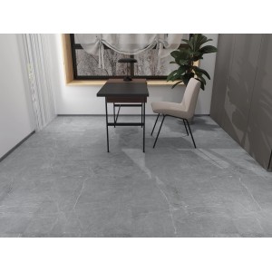 Ułożony szary panel winylowy t.b.t. w pokoju z biurkiem i krzesłem.