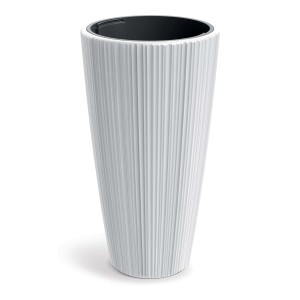 Wysoka, biała doniczka z żebrowaną powierzchnią.