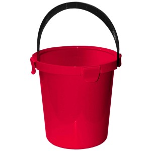 Czerwone wiadro do sprzątania z czarnym uchwytem do prac porządkowych.