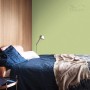 Sypialnia z farbą ścienną w kolorze jasnozielonym. Kolorowe farby ścienne dla przytulnej atmosfery.