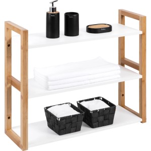 Półka łazienkowa z trzema półkami, ręcznikami i akcesoriami łazienkowymi.