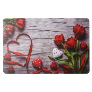 Obrus z tulipanami, sercami i efektem drewna. Romantyczny wzór na stół.