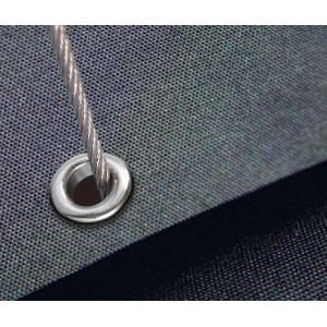 Zbliżenie akcesorium z oczkiem i liną stalową.