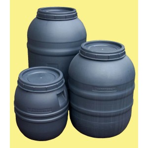 Trzy szare zbiorniki na deszczówkę t.b.t. w różnych rozmiarach.