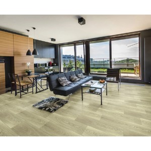 Jasna podłoga PCV zainstalowana w salonie. Dekoracyjne i trwałe rozwiązanie podłogowe.