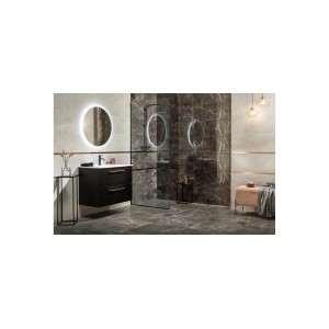 Łazienka z płytkami podłogowymi t.b.t. imitującymi marmur, ciemnymi meblami i okrągłymi lustrami.