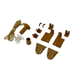 Brązowy zestaw akcesoriów do rolet, w tym łańcuszek, wsporniki i elementy montażowe.