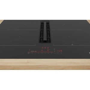 Czarna płyta indukcyjna z wbudowanym okapem.