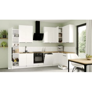 Jasny, nowoczesny zestaw mebli kuchennych z białymi szafkami, drewnianym blatem i czarnym okapem.