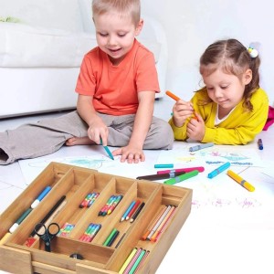 Drewniany organizer na długopisy i przybory do rękodzieła, używany przez dzieci podczas malowania.