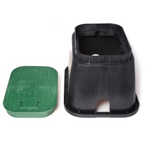 t.b.t. do nawadniania podziemnego, składający się z zielonej pokrywy i czarnej obudowy.