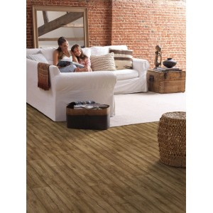 t.b.t. Wykładzina PCV imitująca drewno w salonie z rodziną.