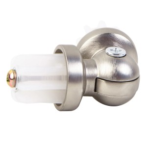 Zbliżenie srebrnego karnisza t.b.t. z białym elementem z tworzywa sztucznego.