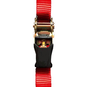 Zbliżenie: Czerwony pas mocujący z czarnym napinaczem i metalową klamrą. Idealny do zabezpieczania ładunków.