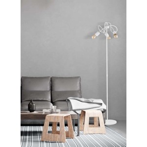 Biała lampa podłogowa t.b.t. z trzema żarówkami w nowoczesnym salonie.