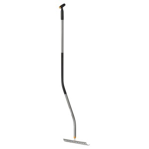 Ergonomiczne grabie Fiskars z zakrzywionym trzonkiem do pracy w ogrodzie bez obciążania pleców.