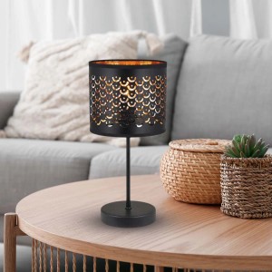 Dekoracyjna lampa stołowa t.b.t. w kolorze czarnym z delikatnym wzorem.