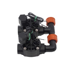 t.b.t. do nawadniania podziemnego, czarny zawór z tworzywa sztucznego z pomarańczowymi złączkami.