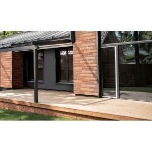 Fasada domu z czerwonej cegły klinkierowej t.b.t. i drewniany taras.