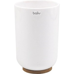 Biały ceramiczny kubek na szczoteczki do zębów z drewnianą podstawą, część zestawu akcesoriów łazienkowych.