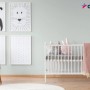 Pokój dziecięcy z miętowo-zieloną farbą na ścianach i łóżeczkiem. Dekoracyjne obrazki zwierząt na ścianie.