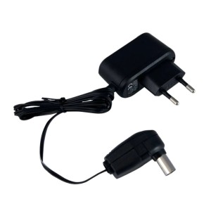 Czarny zasilacz do systemów SAT, składający się z wtyczki i złącza antenowego.