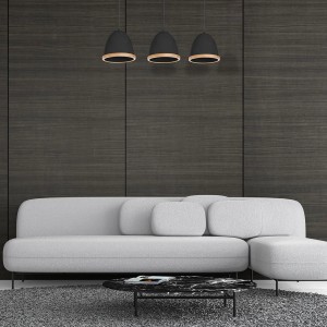 Trzy nowoczesne lampy wiszące t.b.t. nad kanapą w salonie.