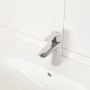 Bateria umywalkowa Grohe QuickFix Start S-Size z zestawem odpływowym Push-open na białej umywalce.