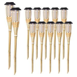 Wiele lamp solarnych o wyglądzie bambusa do oświetlenia ogrodu.