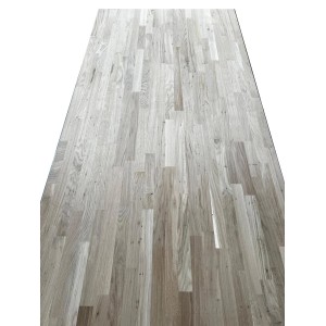 Jasny drewniany blat kuchenny, zbliżenie powierzchni.